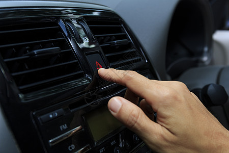 特写手按下车内的应急灯 手指按下按钮 用于打开车内的合同应急灯 紧急按钮按下用于打开侧车外的应急灯警告标志符号情况维修司机冒险汽图片