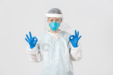 Covid19 冠状病毒疾病 保健工作者概念 自信和严肃的亚洲女医生 个人防护设备实验室技术员 在批准时表现出好手势 同意情况感图片