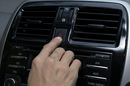 特写手按下车内的应急灯 手指按下按钮 用于打开车内的合同应急灯 紧急按钮按下用于打开侧车外的应急灯警告标志符号情况座舱控制板帮助图片