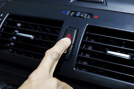 特写手按下车内的应急灯 手指按下按钮 用于打开车内的合同应急灯 紧急按钮按下用于打开侧车外的应急灯警告标志符号车辆情况事故司机帮图片
