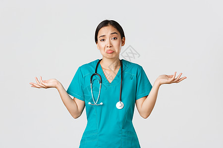 Covid19 医护人员 流行病概念 无知的亚洲女护士的画像 女医生耸耸肩 不自觉地向侧面张开双手 不知道 无能为力 白色背景学图片