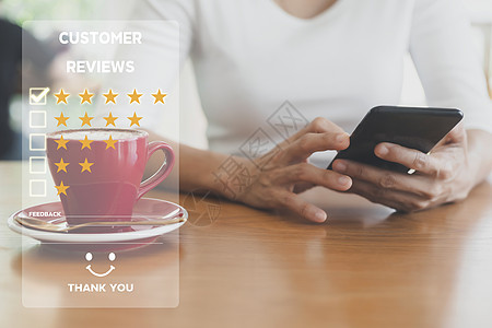 客户服务和满意度理念 女性手持智能手机空屏选择 5 星图标 以提供满意的服务 评分在咖啡店印象非常深刻电话产品审查广告咖啡馆空间图片