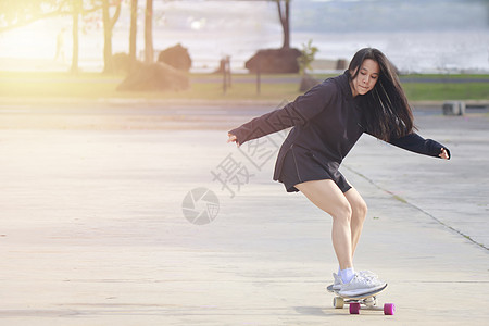 在美丽的夏日 亚洲女性在户外溜冰 早上 快乐的年轻女性在公园玩冲浪板 体育活动生活方式概念滑板滑冰女孩乐趣街道爱好享受闲暇青年娱图片