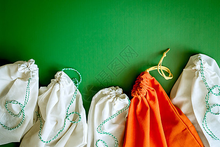 绿色背景下可再用棉袋中的零废废物产品纺织品市场购物杂货店包装蔬菜塑料生态食物环境图片