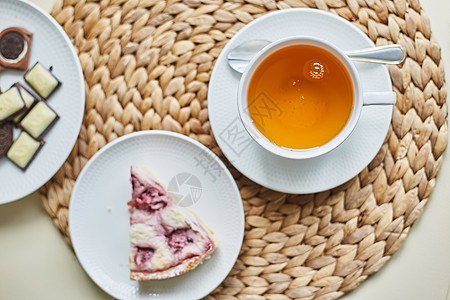 一片草莓派和一杯茶甜点黄色糕点水果蛋糕面包食物浆果小吃覆盆子图片