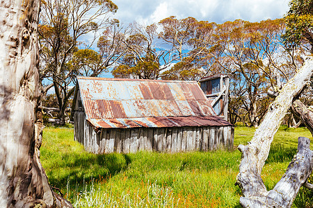 澳大利亚瀑布溪附近Wallace Hut高地牧民人行道历史性庇护所天空岩石丘陵地形远足图片