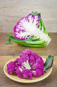 木制背景的鲜紫花椰菜图片