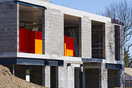 单户住宅建设 正在建设中的新木屋内部框架项目财产木板蓝色建造光束住房胶合板木头材料图片