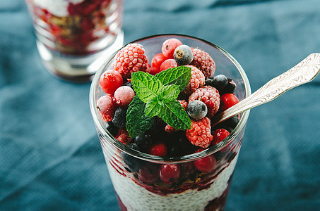 与奇亚 酸奶和水果一起的健康早餐勺子饮食浆果种子谷物食谱美食小吃玻璃甜点图片