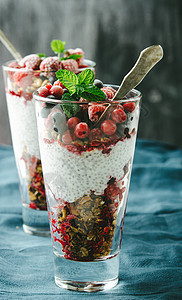 与奇亚 酸奶和水果一起的健康早餐饮食营养玻璃燕麦椰子谷物麦片甜点浆果牛奶图片