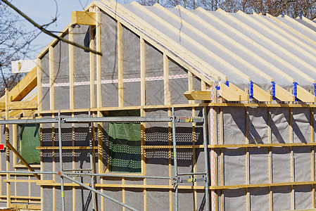 单户住宅建设 正在建设中的新木屋内部框架蓝色木材天空木头工作建筑建筑学工地木工光束图片
