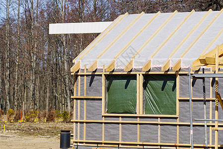 单户住宅建设 正在建设中的新木屋内部框架窗户工作木工装修屋顶材料工地天空住房财产图片