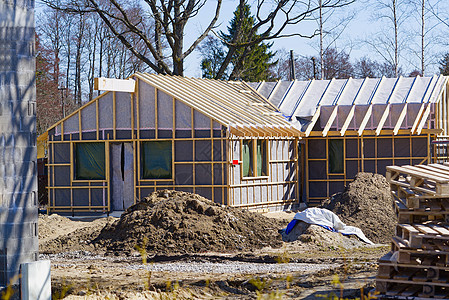 单户住宅建设 正在建设中的新木屋内部框架财产胶合板工地房地产工作屋顶窗户住房建筑学光束图片