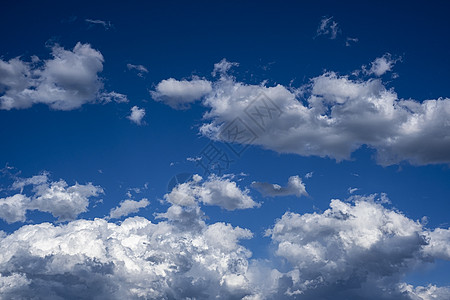 蓝天空背景的白云和灰云图片