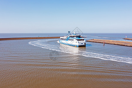 从荷兰弗里斯兰的哈林根港抵达港口的渡轮船图片