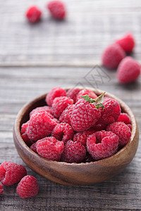 木碗里的草莓浆果白色食物红色饮食水果甜点图片