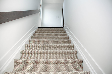 现代房子里最顶端的楼梯 有棕色地毯 走过一楼大厅奢华软管地面风格房间建筑学木头栏杆梯子图片