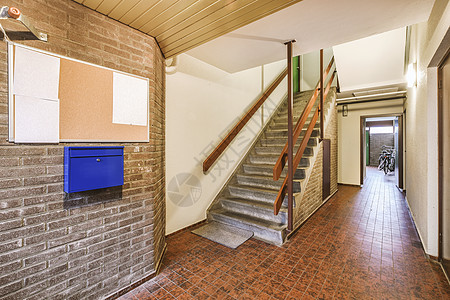 宽阔的走廊 有地铺砖地板和地毯楼梯白色公寓房间厨房栏杆家居门厅水平入口房子图片