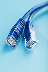 Ethernet两台电缆连接器 断线索紧闭 以蓝背景隔离 空闲空间网络宽带速度金属中心插头电脑蓝色路由器架子图片