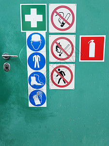 用于警告的绿门上的安全标志帮助救援消防预防灭火器警报烧伤建筑法律工作图片