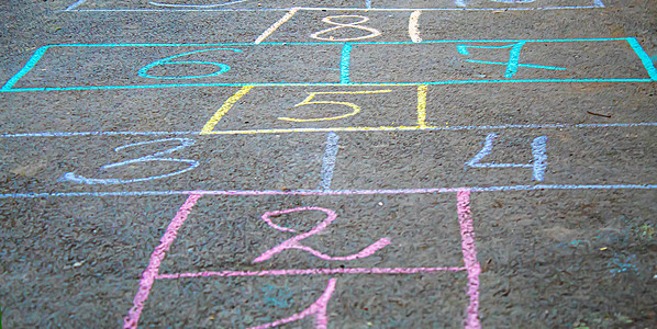 儿童在人行道上跳跃经典 有选择的焦点女孩闲暇艺术数字童年绘画学校房子街道游戏图片