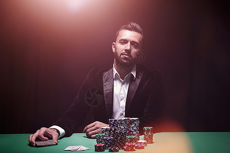 职业扑克玩家的肖像风险男生桌子套装财富男人优胜者运气闲暇卡片图片