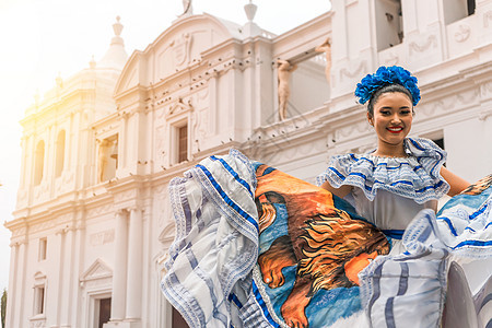 照片与来自尼加拉瓜的年轻传统舞者的复制空间穿着该国的典型服装 文化 旅游和旅游的概念图片