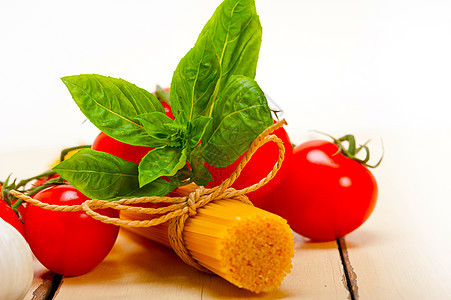 意大利面的基本原料绿色营养食物红色面条小麦美食烹饪绳索桌子图片