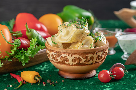 东方国家传统面子马尼特国家绿色食物白色美食香菜蔬菜水饺盘子午餐图片