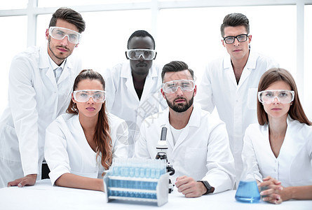 一组在实验室内穿长袍的科学家专家研究助手合作男人女性学习职业科学测试图片