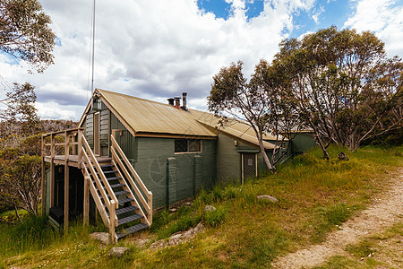澳大利亚瀑布溪附近的国家高地避难所荒野丘陵远足牧民小屋庇护所天空图片