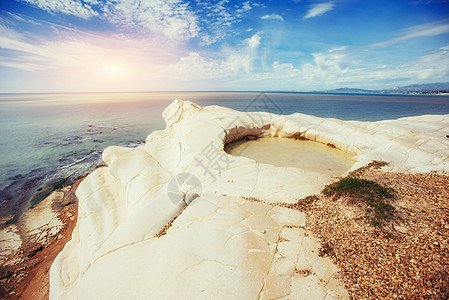 夏季的海边岩石 美丽的世界地平线海浪金子天空旅行太阳假期蓝色海洋晴天图片