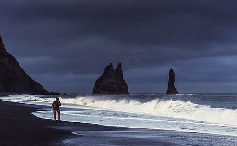 冰岛雷尼斯法哈拉黑沙滩海景旅行海岸线作用悬崖海洋波浪火山支撑岩石图片