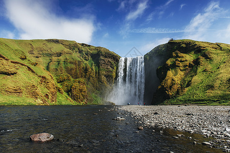 冰岛南部靠近冰岛的Skogafos大瀑布衬衫悬崖老年男人阳光瀑布游客旅行岩石薄雾图片