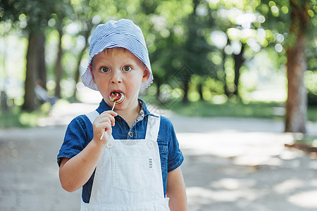 带着多彩棒棒棒棒糖的男孩甜点糖果螺旋享受彩虹味道小吃孩子儿子男生图片