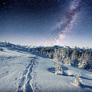 寒冬雪之夜的星空 美丽的奶水方式旅行火花银河系蓝色晴天星系星光星星星座乳白色图片