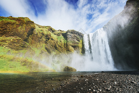 冰岛南部靠近冰岛的Skogafos大瀑布蓝色游客环境旅行薄雾岩石溪流男人老年衬衫图片