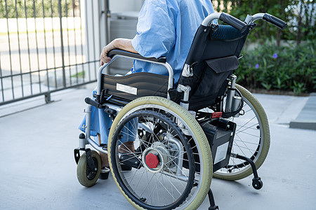 护理医院病房远程控制电动轮椅的亚洲老年或老年老妇人患者 健康强健的医疗理念病人挑战护士退休椅子公园车轮女性祖母机动性图片
