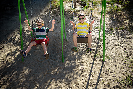 两个小男孩在户外游乐场玩得开心幸福婴儿乐趣兄弟姐妹男孩们家庭活动童年朋友们享受图片