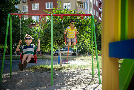 两个小男孩在户外游乐场玩得开心男性晴天乐趣幼儿园享受孩子兄弟姐妹孩子们童年婴儿图片