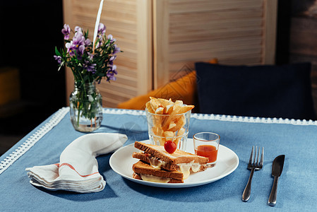 干酪三明治和薯条食物午餐早餐面包黄油营养小吃油炸黄色木头图片