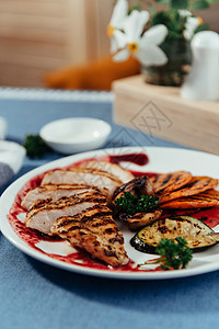 蔬菜和鸡排 传统烹饪 格里尔平底锅营养素午餐胸部烧烤盘子小吃草药炙烤沙拉图片