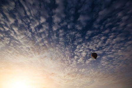 蓝色天空上多彩的气球运动自由热气球旅行蓝天闲暇乐趣航班冒险空气图片