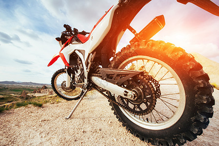 摩托车 户外骑自行车的背景引擎排气天空闲暇车辆车轮摩托力量旅行发动机图片
