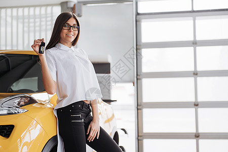 一位年轻美女的肖像女性驾驶座位考试钥匙驾照执照车辆成人青少年图片