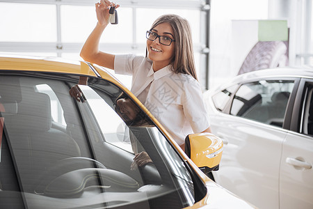 一位年轻美女的肖像考试汽车驾照旅行欢乐青少年微笑执照钥匙女性图片