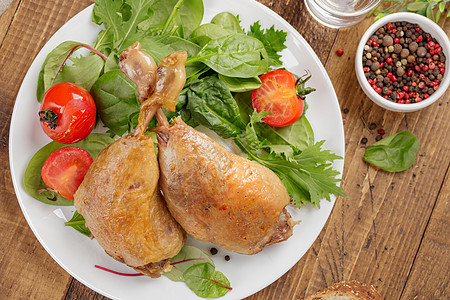 鸡鸭烤鸡腿和蔬菜午餐盘子食物沙拉美食家禽油炸白色图片