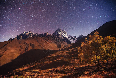 美丽的星空 秋天风景和雪峰图片