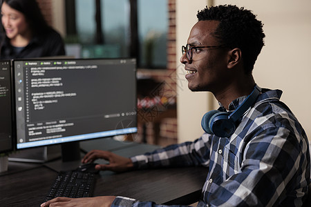 充满自信的非洲软件工程师开发机器学习算法工程电脑编程网络区块链数据库行政公司屏幕互联网安全图片