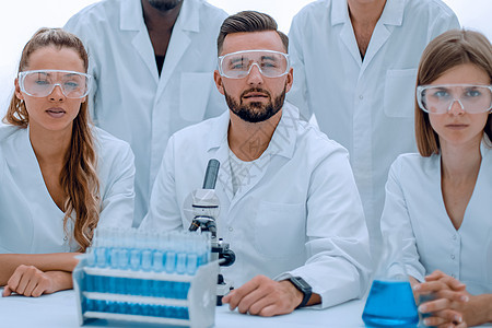 一组在实验室内穿长袍的科学家显微镜活动工作实验检查测试医生科学同事生物学家图片